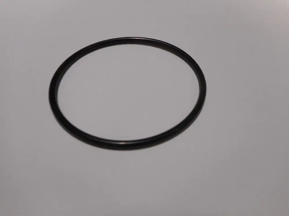 Schwarzer O-Ring auf einem weißen Untergrund, zur Verwendung in technischen Anwendungen, unter anderem von Remeha zur Dichtungstechnik.